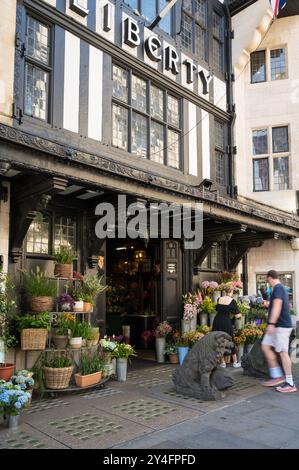 Il People Shopping passa per l'ingresso e l'uscita principale del Liberty's, un iconico grande magazzino in Great Marlborough Street, Londra, Inghilterra, Regno Unito Foto Stock