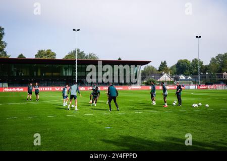 Rotterdam, Paesi Bassi. 18 settembre 2024. Rotterdam - Feyenoord durante l'allenamento del Feyenoord in preparazione del duello di Champions League contro il Bayer 04 Leverkussen al Trainingscomplex 1908 il 18 settembre 2024 a Rotterdam, Paesi Bassi. Credito: Foto Box to Box/Alamy Live News Foto Stock