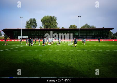 Rotterdam, Paesi Bassi. 18 settembre 2024. Rotterdam - Feyenoord durante l'allenamento del Feyenoord in preparazione del duello di Champions League contro il Bayer 04 Leverkussen al Trainingscomplex 1908 il 18 settembre 2024 a Rotterdam, Paesi Bassi. Credito: Foto Box to Box/Alamy Live News Foto Stock