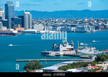 La base navale neozelandese, HMNZS Philomel sulle rive di Devonport e sullo sfondo, la città di Auckland Foto Stock