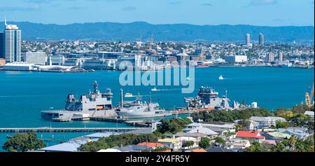 Un'immagine panoramica della base navale neozelandese, HMNZS Philomel e sullo sfondo della città di Auckland Foto Stock