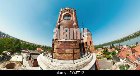 Vista aerea con drone della Torre Gardos a Belgrado, costruita nel 1896 durante l'era austro-ungarica, che mette in risalto il quartiere Zemun di Belgrado Foto Stock