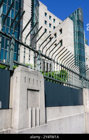 Londra, Regno Unito. Quartier generale del Secret Intelligence Service (MI6), 85 Albert Embankment. Finito il 1992 (Arch: Sir Terry Farrell) con influe revival Art Deco Foto Stock