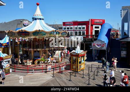 Giro in giostra tradizionale al Molo 39 sul Fishermans Wharf. Foto Stock