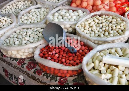 Il formaggio salato Varios, noto anche come qurt o cagliata o kurt in sacchetti, è venduto al bazar uzbeko, in uzbekistan. Cucina nazionale Foto Stock