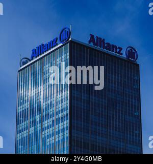 La scritta Allianz su un alto edificio a Treptower Park, la scritta Allianz su un alto edificio, assicurazione Allianz Foto Stock