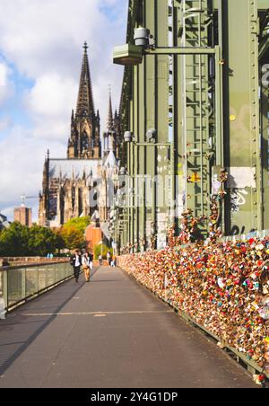 Le chiuse dell'amore sul ponte Hohenzollern e la vista sulla cattedrale di Colonia, Germania. Foto Stock