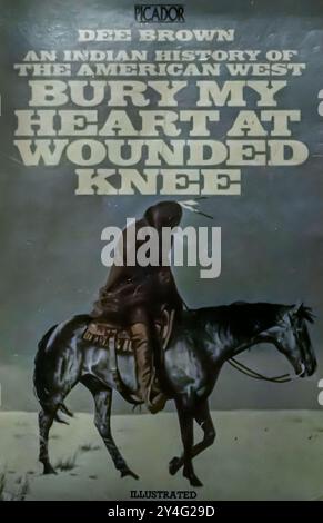 By My Heart at Wounded Knee: An Indian History of the American West - un libro di saggistica del 1970 dello scrittore americano Dee Brown Foto Stock