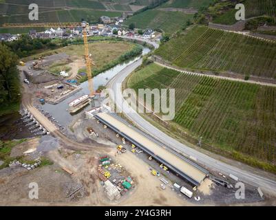 Marienthal, Germania. 17 settembre 2024. Un ponte preassemblato è pronto sulle rive dell'Ahr. A partire dalla fine del 2025, i servizi ferroviari dovrebbero essere di nuovo operativi qui dopo che la linea è stata distrutta dal disastro dell'alluvione del 2021. Crediti: Thomas Frey/dpa/Alamy Live News Foto Stock