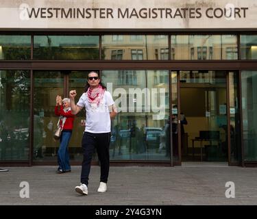 Londra, Inghilterra, Regno Unito. 18 settembre 2024. RICHARD BARNARD, co-fondatore di Palestine Action, lascia la Corte dei magistrati di Westminster dopo la sua udienza sulle accuse di terrorismo connesse alle proteste a Manchester e Bradford nell'ottobre 2023. (Credit Image: © Thomas Krych/ZUMA Press Wire) SOLO PER USO EDITORIALE! Non per USO commerciale! Foto Stock