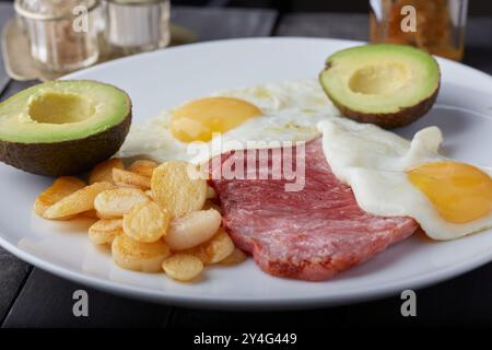 Bistecca di Gammon con patate fritte, uova fritte e avocado. Foto Stock