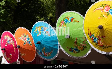 Ombrelloni asiatici in diversi colori. Ombrelloni asiatici in verde, rosso, blu e giallo. Artigianato tradizionale, motivo floreale, parasole, arte e artigianato, tessuto, ombrelloni colorati. asian umbrellas B97A7811 Foto Stock