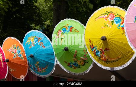 Ombrelloni asiatici in diversi colori. Ombrelloni asiatici in verde, rosso, blu e giallo. Artigianato tradizionale, motivo floreale, parasole, arte e artigianato, tessuto, ombrelloni colorati. asian umbrellas B97A7812 Foto Stock