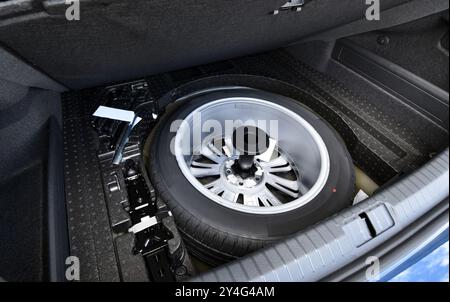 Ruota di scorta nel bagagliaio di un'auto moderna Foto Stock