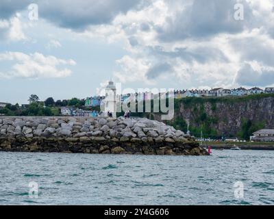 Brixham, Torbay, Devon, Sud-ovest, Inghilterra, Regno Unito, 07.19.2023. Faro di Brixham Harbour. Vista sul frangiflutti e sul faro Foto Stock
