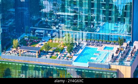 Piscina sul tetto dell'Aerial Urban Oasis con giardino a Nashville al Golden Hour Foto Stock