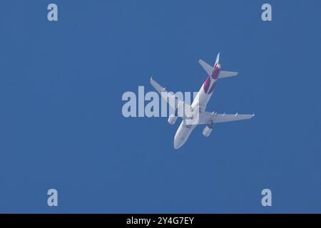 Ein Flugzeug von Eurowings Airbus A319-112 Kennung: Gestartet D-ABGQ a Vienna vie auf dem Weg nach Koeln Köln CGN am wolkenlosen Himmel ueber über Netphen. Flugzeug AM 18.09.2024 a Netphen/Deutschland. *** Un aereo di Eurowings Airbus A319 112 immatricolazione D ABGQ è partito a Vienna vie sulla strada per Colonia Colonia CGN nel cielo senza nuvole sopra l'aereo Netphen il 18 09 2024 a Netphen Germania Foto Stock