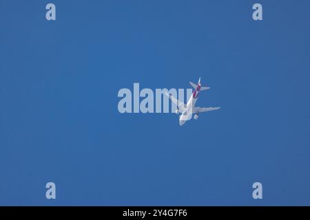 Ein Flugzeug von Eurowings Airbus A319-112 Kennung: Gestartet D-ABGQ a Vienna vie auf dem Weg nach Koeln Köln CGN am wolkenlosen Himmel ueber über Netphen. Flugzeug AM 18.09.2024 a Netphen/Deutschland. *** Un aereo di Eurowings Airbus A319 112 immatricolazione D ABGQ è partito a Vienna vie sulla strada per Colonia Colonia CGN nel cielo senza nuvole sopra l'aereo Netphen il 18 09 2024 a Netphen Germania Foto Stock