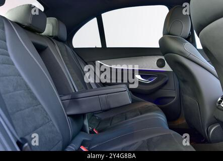 Bracciolo nell'auto passeggeri di lusso, sedili posteriori Foto Stock
