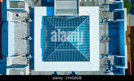 Vista aerea del moderno atrio in vetro e dei tetti in un ambiente urbano Foto Stock