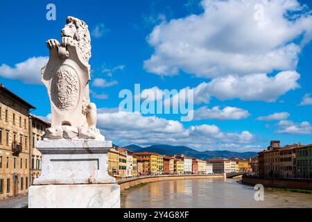 Statua di leone in marmo con stemma, situata vicino a Ponte Solferino sul Lungarno Gambacorti a Pisa. Foto Stock