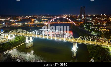 Veduta aerea dei ponti illuminati di Nashville e dello skyline di notte Foto Stock