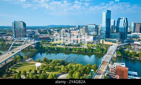 Vista aerea dello skyline di Nashville con ponti e lungofiume Foto Stock