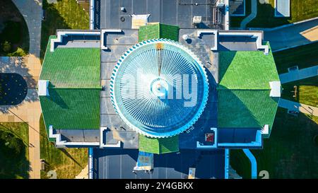 Veduta aerea dall'alto verso il basso della Toledo Lucas County Courthouse Dome e dei tetti verdi Foto Stock