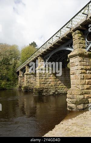 Viadotto ferroviario ora un sentiero pedonale e un sentiero nuziale che attraversa il fiume Lune al Crook di Lune vicino Lancaster Lancashire Inghilterra Foto Stock