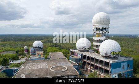 Vista aerea della stazione di spionaggio di Teufelsberg (storia della DDR) a Berlino, Germania Foto Stock