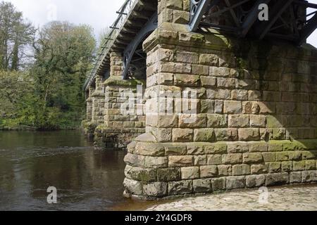 Viadotto ferroviario ora un sentiero pedonale e un sentiero nuziale che attraversa il fiume Lune al Crook di Lune vicino Lancaster Lancashire Inghilterra Foto Stock