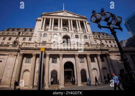 Londra, Regno Unito. 18 settembre 2024. La Banca d'Inghilterra in via Threadneedle. Farà un annuncio sui tassi d'interesse il 19 settembre con un'inflazione che rimane al 2,2%, c'è una possibilità che i tassi possano rimanere gli stessi che la Banca d'Inghilterra dovrebbe mantenere il tasso d'interesse al 5% quando farà il suo annuncio il 19 settembre. Crediti: Karl Black/Alamy Live News Foto Stock