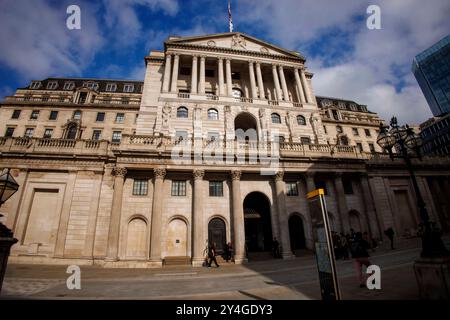 Londra, Regno Unito. 18 settembre 2024. La Banca d'Inghilterra in via Threadneedle. Farà un annuncio sui tassi d'interesse il 19 settembre con un'inflazione che rimane al 2,2%, c'è una possibilità che i tassi possano rimanere gli stessi che la Banca d'Inghilterra dovrebbe mantenere il tasso d'interesse al 5% quando farà il suo annuncio il 19 settembre. Crediti: Karl Black/Alamy Live News Foto Stock