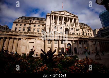 Londra, Regno Unito. 18 settembre 2024. La Banca d'Inghilterra in via Threadneedle. Farà un annuncio sui tassi d'interesse il 19 settembre con un'inflazione che rimane al 2,2%, c'è una possibilità che i tassi possano rimanere gli stessi che la Banca d'Inghilterra dovrebbe mantenere il tasso d'interesse al 5% quando farà il suo annuncio il 19 settembre. Crediti: Karl Black/Alamy Live News Foto Stock