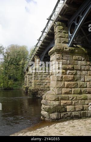 Viadotto ferroviario ora un sentiero pedonale e un sentiero nuziale che attraversa il fiume Lune al Crook di Lune vicino Lancaster Lancashire Inghilterra Foto Stock