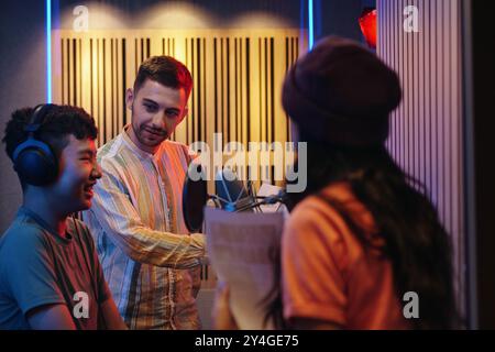 Registrazione di una sessione con la guida vocale del tecnico del suono Foto Stock