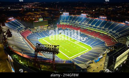 Vista aerea dello stadio Nissan e dello skyline di Nashville di notte Foto Stock