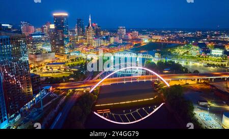 Vista aerea dello skyline di Nashville con ponti e fiume di notte Foto Stock