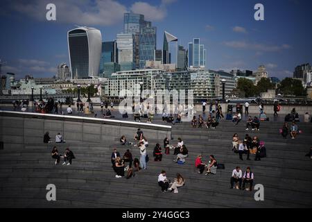 Gente che si gode il sole autunnale sul Tamigi a Londra. Data foto: Mercoledì 18 settembre 2024. Foto Stock