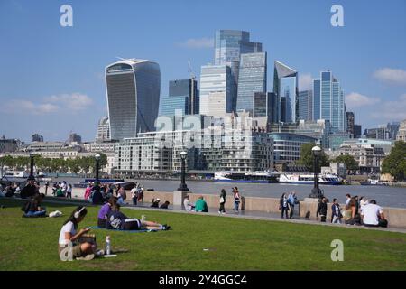 Gente che si gode il sole autunnale sul Tamigi a Londra. Data foto: Mercoledì 18 settembre 2024. Foto Stock