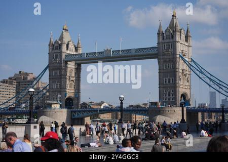 Persone che si godono il sole autunnale presso il Tower Bridge di Londra. Data foto: Mercoledì 18 settembre 2024. Foto Stock