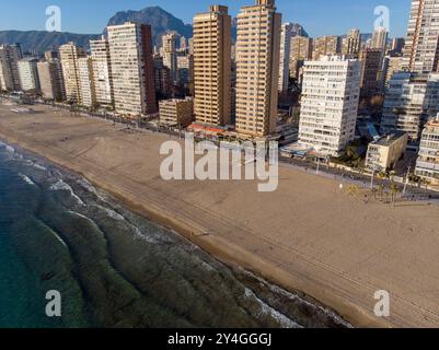 Foto aerea scattata a Benidorm, in Spagna, Alicante, che mostra la bellissima spiaggia di Playa Levante e gli hotel, gli edifici e l'alto skyline urbano. Foto Stock