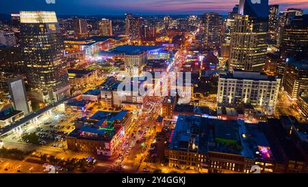 Vista aerea della vita notturna di Nashville sulla vibrante Broadway Street Foto Stock