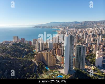 Foto aerea scattata a Benidorm, in Spagna, Alicante, che mostra la bellissima spiaggia di Playa Levante e gli hotel, gli edifici e l'alto skyline urbano. Foto Stock