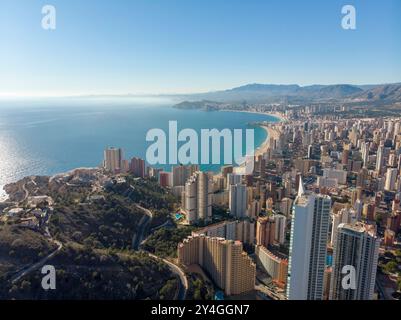 Foto aerea scattata a Benidorm, in Spagna, Alicante, che mostra la bellissima spiaggia di Playa Levante e gli hotel, gli edifici e l'alto skyline urbano. Foto Stock