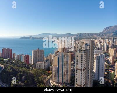 Foto aerea scattata a Benidorm, in Spagna, Alicante, che mostra la bellissima spiaggia di Playa Levante e gli hotel, gli edifici e l'alto skyline urbano. Foto Stock