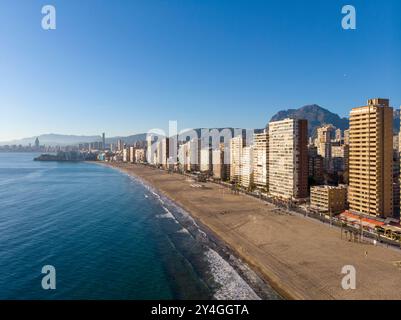 Foto aerea scattata a Benidorm, in Spagna, Alicante, che mostra la bellissima spiaggia di Playa Levante e gli hotel, gli edifici e l'alto skyline urbano. Foto Stock