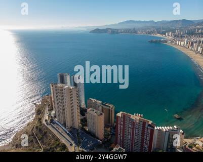 Foto aerea scattata a Benidorm, in Spagna, Alicante, che mostra la bellissima spiaggia di Playa Levante e gli hotel, gli edifici e l'alto skyline urbano. Foto Stock