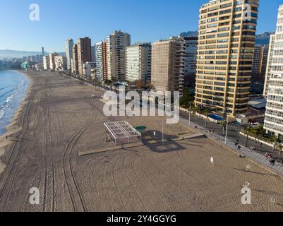 Foto aerea scattata a Benidorm, in Spagna, Alicante, che mostra la bellissima spiaggia di Playa Levante e gli hotel, gli edifici e l'alto skyline urbano. Foto Stock