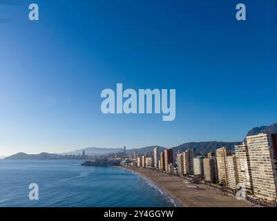 Foto aerea scattata a Benidorm, in Spagna, Alicante, che mostra la bellissima spiaggia di Playa Levante e gli hotel, gli edifici e l'alto skyline urbano. Foto Stock